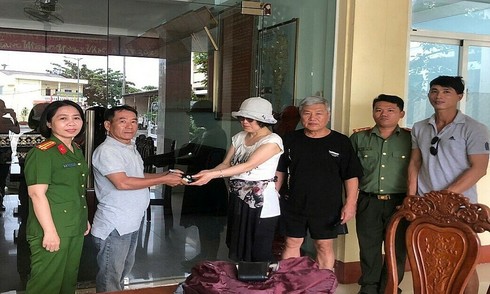 Khách Hàn cảm động khi được trao trả ví đánh rơi ở Phú Quốc