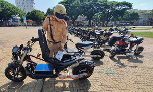 Cảnh sát ngăn chặn 68 học sinh 'biểu diễn' xe độ