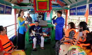Du ca bài chòi trên sông Trà Khúc