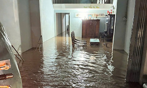 Nước cống tràn vào nhà dân sau mưa ở Lâm Đồng
