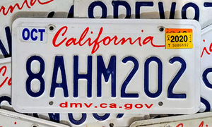 Người dân đổ đi mua ôtô, bang California hết biển số xe