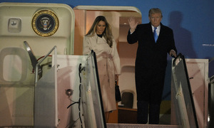 Ông Trump tổ chức sinh nhật cho vợ trên Không lực Một