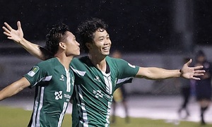 Công Phượng lại đá phạt ghi bàn