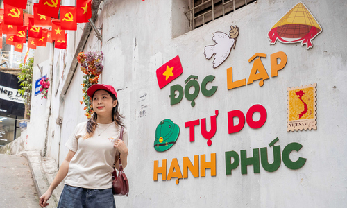 Đường phố Hà Nội rợp cờ hoa hút khách check in