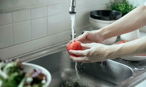 Bác sĩ Mỹ chỉ cách rửa loại bỏ thuốc trừ sâu trên hoa quả