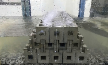 Nhà khoa học Việt làm đê rỗng ngăn sạt lở bờ sông, biển