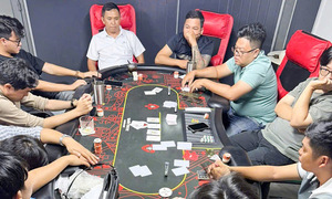 Cảnh sát đột kích sòng bạc Poker trong tiệm bida