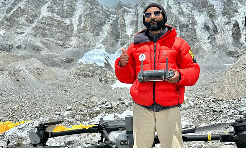 Drone trở thành phụ tá cho 'bác sĩ thác băng' trên Everest