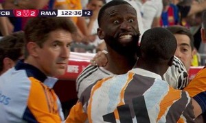 Rudiger ném đá về phía trọng tài