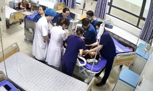 Y bác sĩ bị hành hung vẫn ép tim cứu trẻ