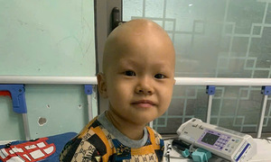 'Chiến binh' 5 tuổi chống chọi với ung thư