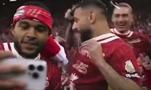 Nunez gây tranh cãi vì đổ bia lên người Salah