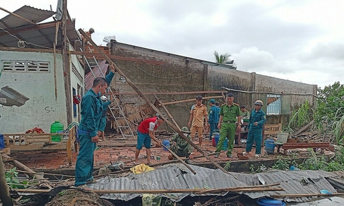 Lốc xoáy làm sập 24 căn nhà ở Kiên Giang
