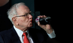 Warren Buffett mê ăn vặt, uống Coca ở tuổi 94
