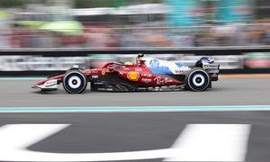 Hamilton: 'Mời các chỉ đạo viên Ferrari ra uống trà, để tôi tự đua'