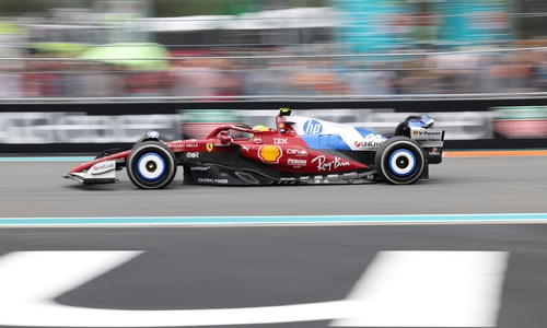 Hamilton: 'Mời các chỉ đạo viên Ferrari ra uống trà, để tôi tự đua'