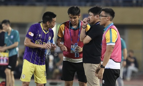 Cầu thủ Hà Nội FC phản ứng với HLV Nhật Bản ở trận thua Nam Định