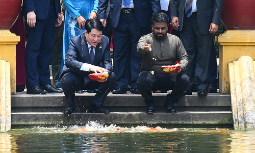 Tổng thống Sri Lanka thăm Nhà sàn, ao cá Hồ Chủ tịch
