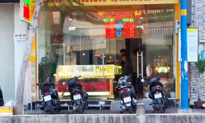 Hai tên cướp đập tủ kính tiệm vàng ở TP HCM