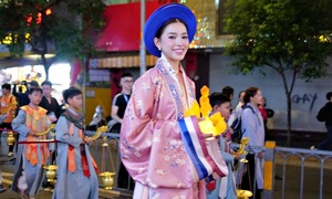 Dàn sao rước tượng Phật trên đường phố