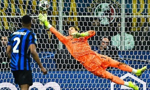 Màn trình diễn siêu hạng của Sommer trước Barca