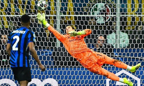Màn trình diễn siêu hạng của Sommer trước Barca