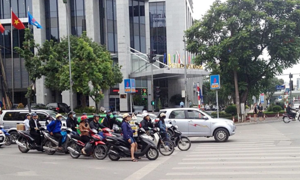 Dừng đèn đỏ quá vạch bị phạt 600.000 đồng hay 18 triệu?