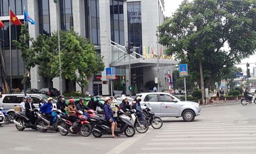 Dừng đèn đỏ quá vạch bị phạt 600.000 đồng hay 18 triệu?