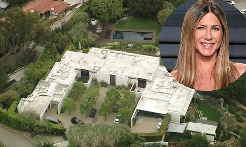 Kẻ rình rập lái xe tông cổng biệt thự của ngôi sao Jennifer Aniston