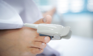 Bé trai bị nhánh cây rơi trúng đầu chấn thương nặng, nguy kịch