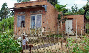 Cha con tử vong trong căn nhà khóa trái cửa