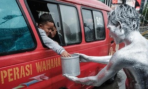 Làm nhân tượng để ăn xin