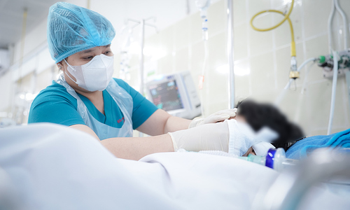 Bé trai bị nhánh cây rơi trúng đầu được 'tiên lượng dè dặt'