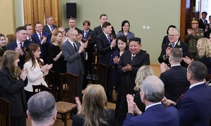 Ông Kim Jong-un và con gái thăm đại sứ quán Nga