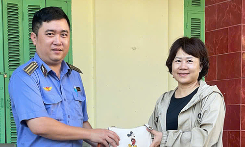 Hành khách bỏ quên ví tiền trên tàu