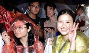 Fan đội mưa, thức cả đêm chờ xem 'Anh trai say hi'