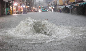 Nhiều nơi ở TP HCM ngập sâu trong mưa lớn