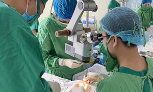 Mổ đặt 'ống thoát nước' cứu mắt bệnh nhân cườm