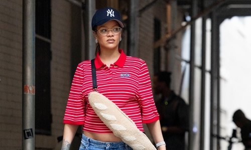 Tỷ phú Rihanna gây chú ý với túi hình ổ bánh mì