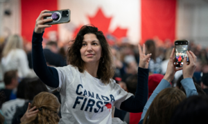 Phụ nữ Canada chắt bóp làm đẹp trong nỗi lo suy thoái