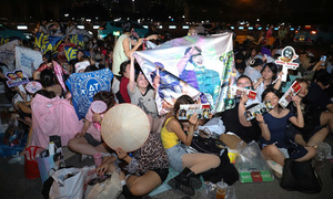 Đội mưa xuyên đêm, bám hàng rào chờ xem concert