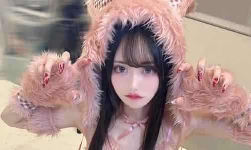 'Nữ thần cosplay' bạo hành bạn trai để ngăn kết hôn với người khác