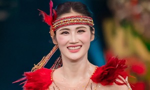 Ý Nhi nhảy múa ở Miss World cùng hơn 100 thí sinh