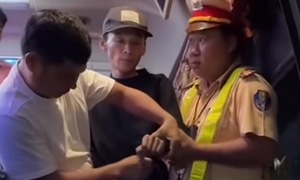 Cảnh sát chặn xe khách, bắt nhóm người đang bỏ trốn từ Đà Lạt