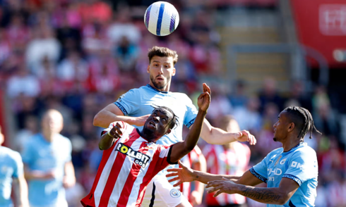 Trung vệ Man City chê Southampton 'phản bóng đá'