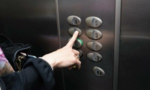 Đi chung thang máy với đồng nghiệp mắc sởi có lây không?