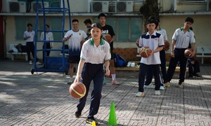 Học sinh THPT Mạc Đĩnh Chi thi đấu bóng rổ cùng tuyển thủ TP HCM