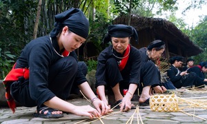 Cả làng làm chung, ăn chung, tiêu tiền chung