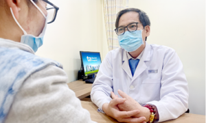 U bã đậu nặng 2 kg chèn ép thần kinh đùi người phụ nữ