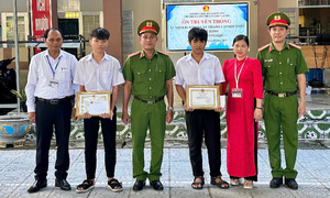 Hai học sinh trả lại lắc vàng nhặt được